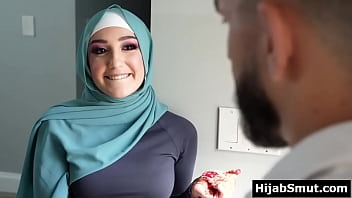 Hijabi少女接受足球教练的情色训练